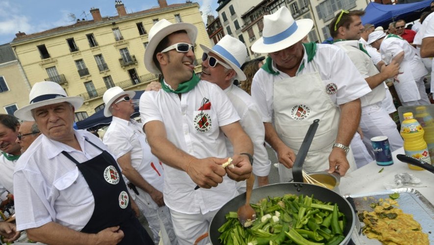 Des cuisiniers préparent la traditionnelle omelette aux piments lors de l'ouverture des Fêtes de Bayonne, le 27 juillet 2016