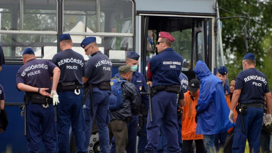 Des migrants attendent de monter dans un bus le 20 septembre 2015 à Nickelsdorf, petite commune autrichienne à la frontière avec la Hongrie