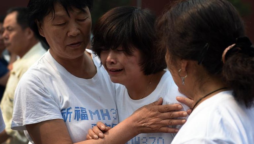 Proches de disparus du vol MH370 de la Malaysia Airlines, au Temple des Lamas à Pékin, le 15 juin 2014, soit 100 jours après la disparition de l'appareil