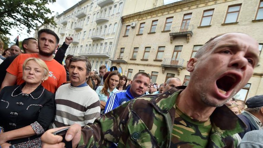 Des manifestants devant le bureau du président ukrainien Petro Poroshenko à Kiev le 27 aout 2014, réclament des volontaires afin de combattre les rebelles prorusses