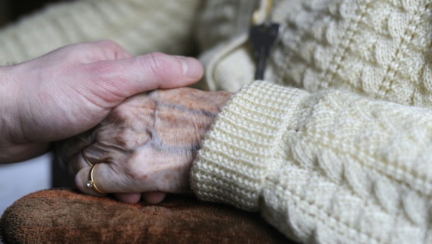 Une personne souffrant de la maladie d'Alzheimer avec un proche le 18 mars 2011 dans une maison de retraite de la région parisienne