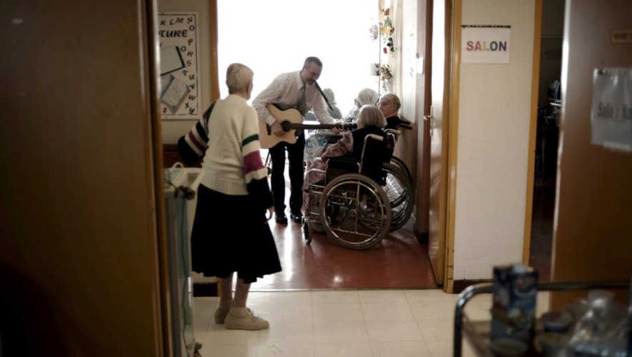 Daniel de Rossi, musicien, se produit devant des patients atteints de la maladie d'Alzheimer, le 07 février 2008 à l'hôpital gériatrique Antoine Charial près de Lyon