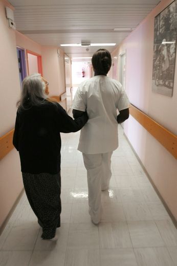 Une femme atteinte de la maladie d'Alzheimer le 21 septembre 2005 dans un hôpital parisien