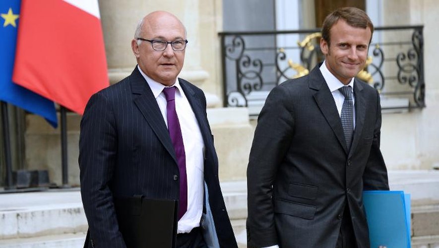 Le ministre des Finances Michel Sapin et le ministre de l'Economie Emmanuel à la sortie du Conseil des ministres le 27 août 2014 à l'Elysée à Paris
