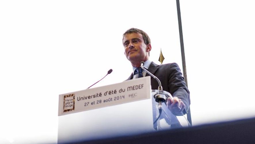 Le Premier ministre Manuel Valls tient un discours lors de l'université d'été du Medef à Jouy-en-Josas (Yvelines) le 27 août 2014