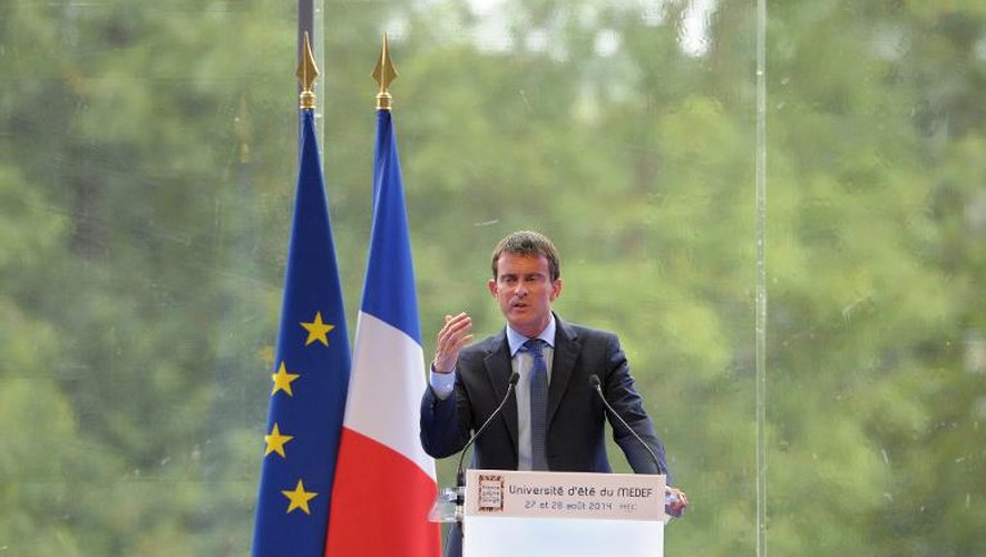 Le Premier ministre Manuel Valls tient un discours lors de l'université d'été du Medef à Jouy-en-Josas (Yvelines) le 27 août 2014