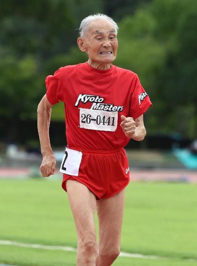 Hidekichi Miyazaki, 104 ans, court le 100 mètres le 3 août 2014 lors d'une compétition d'athlétisme pour seniors à Kyoto
