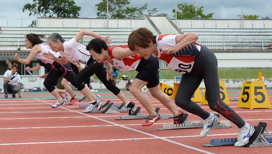 Départ du 60 mètres chez les femmes avec Mitsue Tsuji (d), 85 ans, qui détient le record d' épreuve avec un temps de 13,85 secondes, le 3 août 2014 à Kyoto
