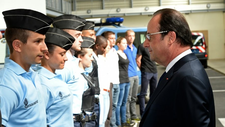 Le président François Hollande avec des gendarmes réservistes lors d'une visite le 20 juillet 2016 à Saint-Astier