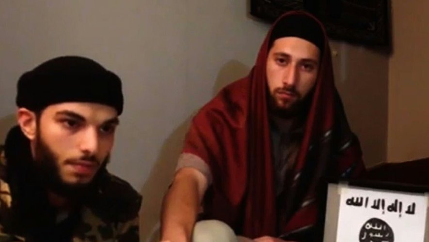 Capture d'écran d'une vidéo diffusée le 27 juillet 2016 par l'EI dans laquelle deux hommes présentés comme les auteurs de l'attaque de Saint-Étienne-du-Rouvray, "Abou Jalil al-Hanafi"(g) et "Abou Omar" (d), prêtent allégeance au chef de l'EI