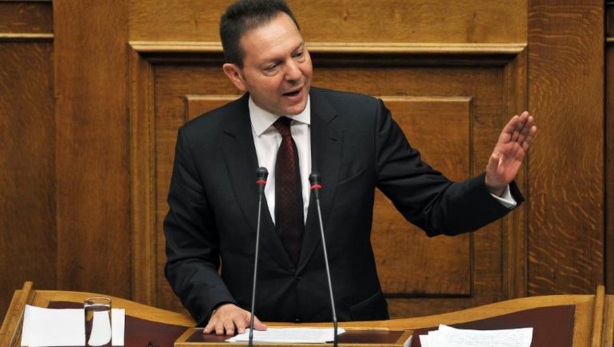 Le ministre grec des Finances Yiannis Stournaras s'adresse au Parlement, avant le vote du budget 2014, le 7 décembre 2013 à Athènes