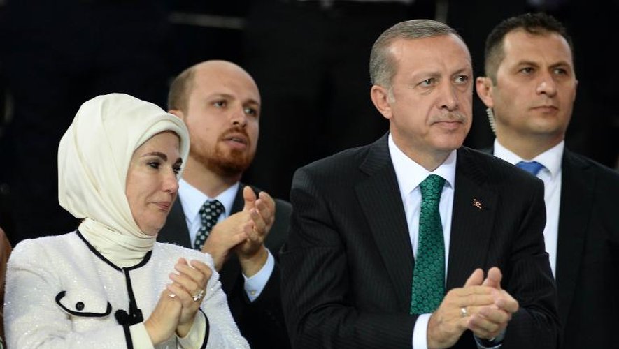 Recep Tayyip Erdogan, 60 ans (2d), nouveau président turc islamo-conservateur, son épouse Emine (1g) qui porte toujours un voile, et leur fils Bilal (2g) lors du congrès extraordinaire du parti AKP mercredi 27 aout 2014