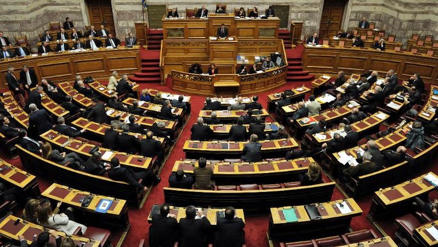 Le ministre des Finances grec Yannis Stournarass s'exprime au Parlement, à Athènes, qui doit voter le budget 2014, le 7 décembre 2013