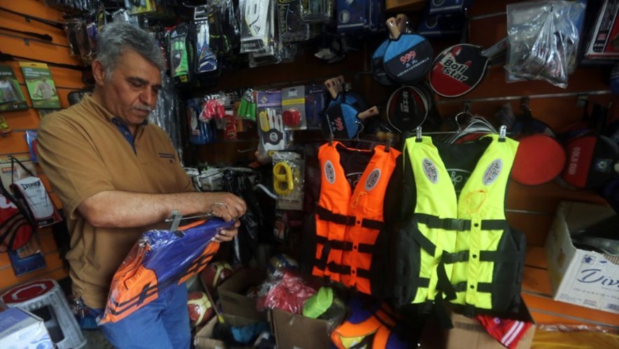 Un Irakien s'achète un gilet de sauvetage dans un magasin de sport le 13 septembre 2015 à Bagdad