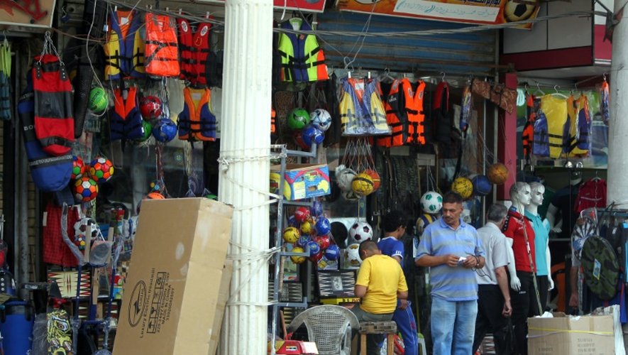 Des gilets de sauvetage à la devanture d'un magasin de sport le 13 septembre 2015 à Bagdad