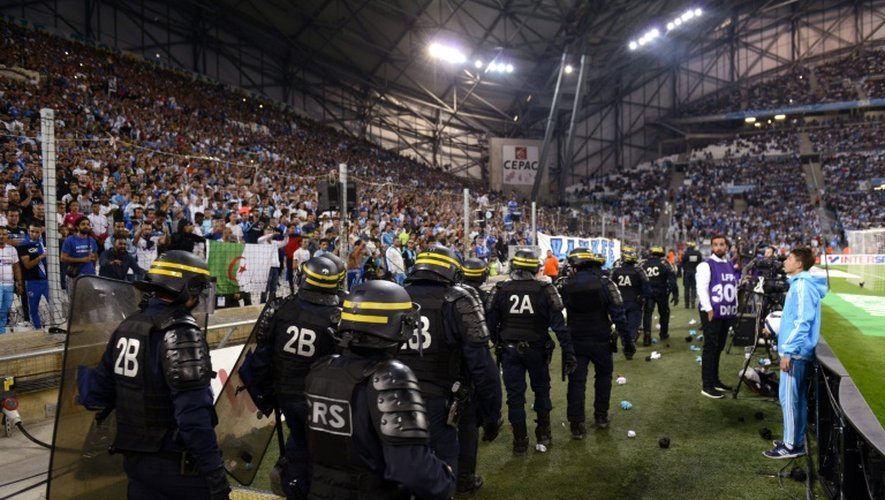 Les CRS déployés devant l'un des virages du Stade Vélodrome après des jets de projectiles, lors d'OM-OL, le 20 septembre 2015 à Marseille