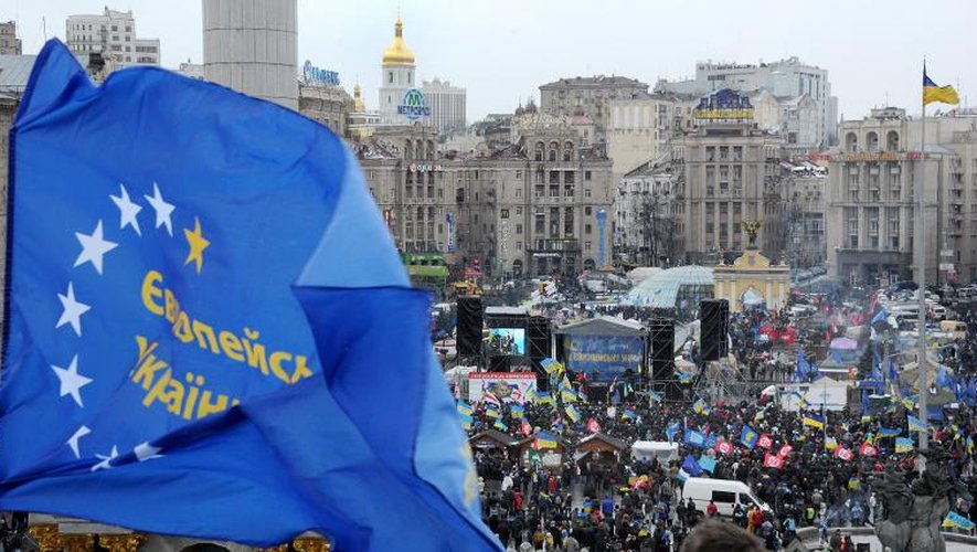 Des manifestants pro-européens rassemblés place de l'Indépendance, le 7 décembre 2013 à Kiev, en Ukraine