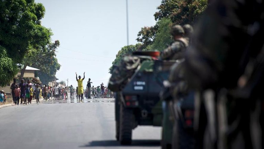 Des habitants de Bouar accueillent les soldats français, le 7 décembre 2013, en Centrafrique