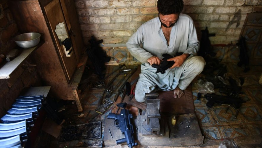Un Pakistanais fabrique des répliques de pistolets dans un atelier du bazar de Darra Adamkhel (près de Peshawar), le 6 juin 2016