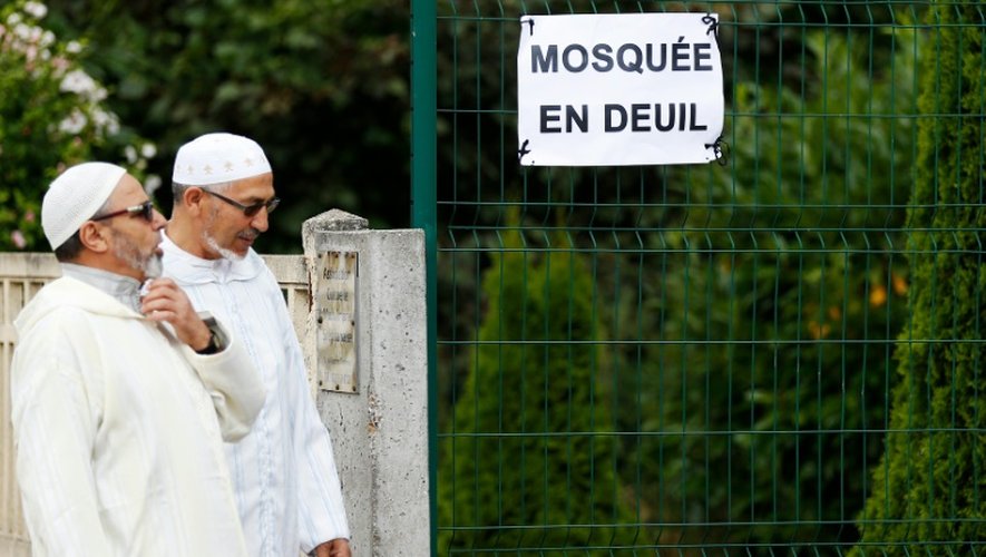 Des gens se dirigent vers la mosquée Yahia le 29 juillet 2016 à Saint-Etienne-du-Rouvray