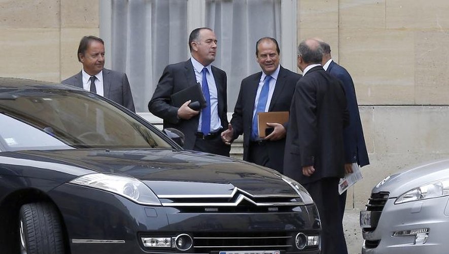 Jean-Pierre Bel, Didier Guillaume et Jean-Christophe Cambadelis dans la cour de Matignon le 26 août 2014 à Paris