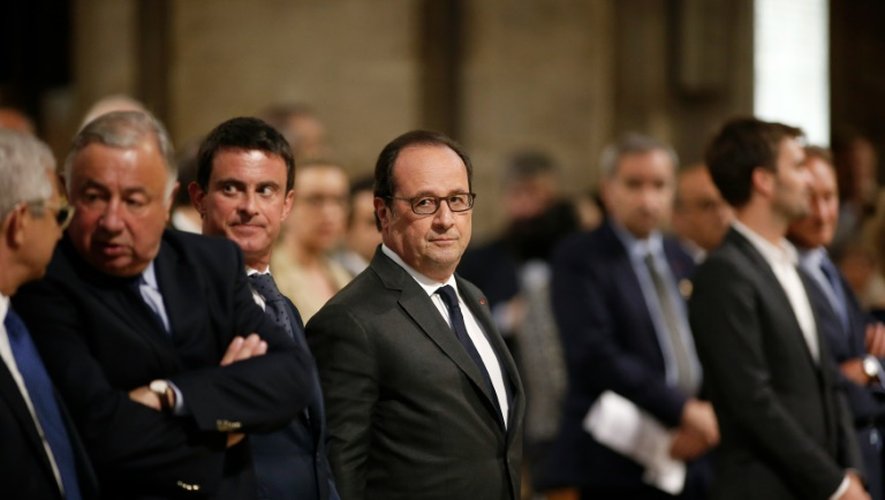 François Hollande (au c.) et Manuel Valls (à sa g.) pendant une messe en hommage au père Hamel à Notre-Dame de Paris, le 27 juillet 2016