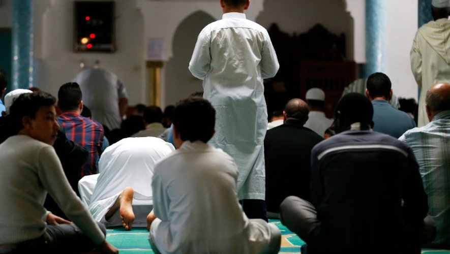 Des hommes prient dans la mosquée Yahia à Saint-Etienne-du-Rouvray, le 29 juillet 2016