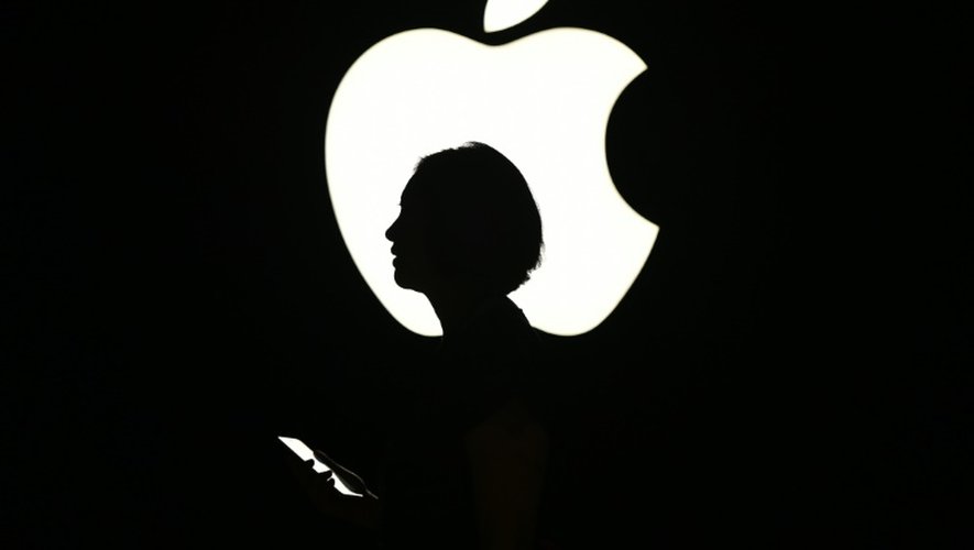 Une personne passe devant un logo Apple à San Francisco en Californie, le 9 septembre 2015