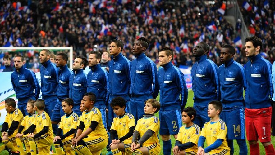 L'équipe de France de football pendant les hymnes nationaux avant le barrage retour qualificatif pour le Mondial-2014 contre l'Ukraine, le 19 novembre 2013 au Stade de France à Paris