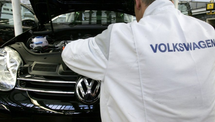 Un ouvrier de Volkswagen dans l'usine de Wolfsburg en Allemagne, en septembre 2005
