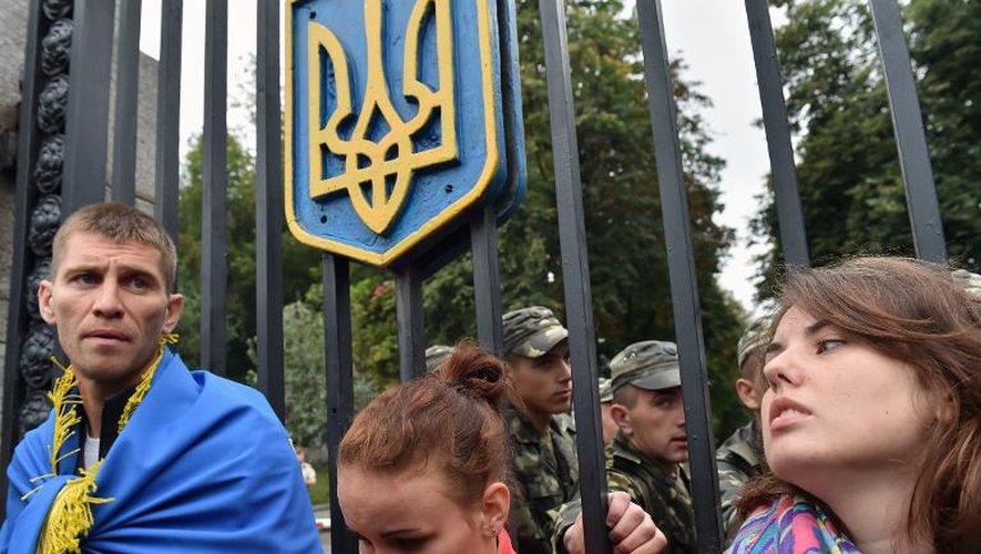 Manifestation devant le portail du ministère de la Défense ukrainien le 28 aout 2014 pour demander de l'aide destinée aux bataillons de volontaires encerclés par des militants prorusses près de la petite ville de Izvaryne située à côté de Donetsk