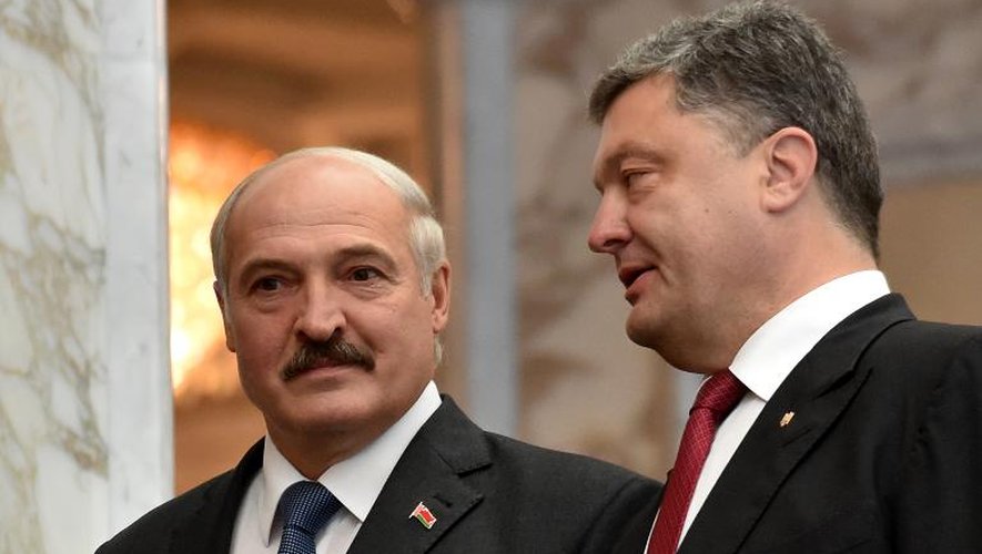Le président ukrainien Petro Poroshenko (d) et le président du Belarus Alexander Lukashendo (g) à Minsk le 26 aout 2014