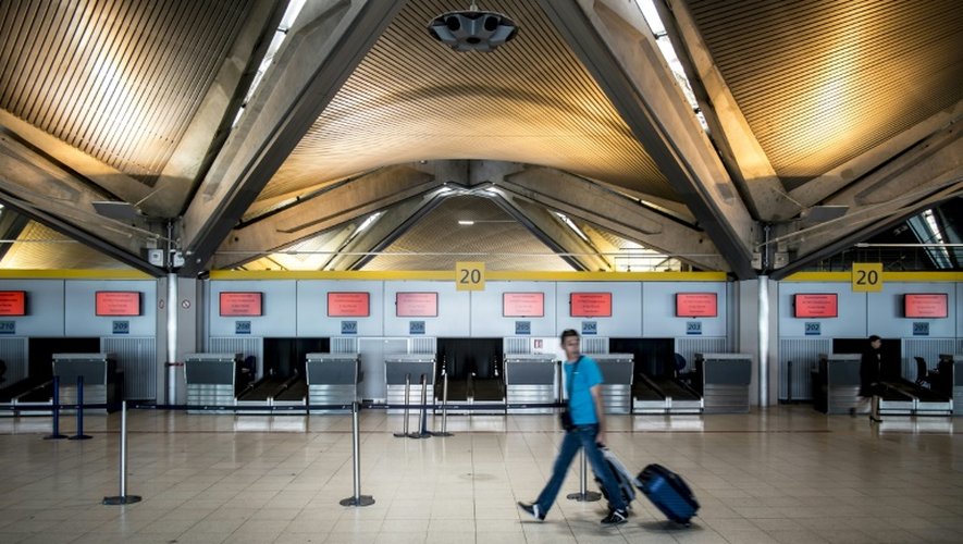 Un passager traverse un hall d'enregistrement de l'aéroport de Lyon-Saint-Exupéry le 15 septembre 2014