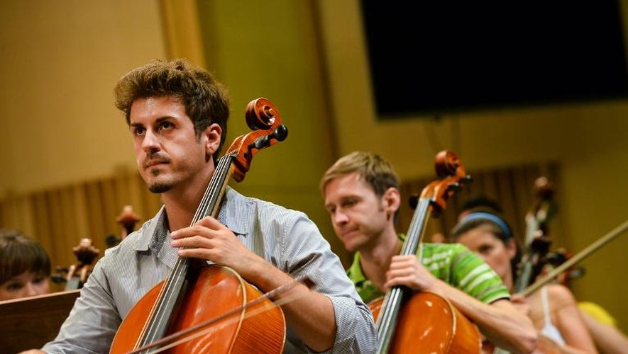 Des musiciens de l'Orchestre national des jeunes de Roumanie répètent à Bucarest le 8 septembre 2013