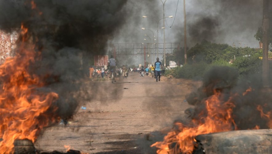 Des pneus en feu à Tampouy, dans la banlieue de Ouagadougou, lors d'une manifestation contre le projet de sortie de crise au Burkina Faso présenté par la médiation ouest-africaine, le 21 septembre 2015