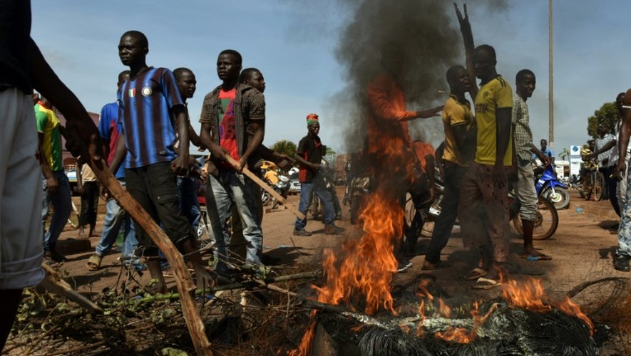 Des pneus en feu à Tampouy au Burkina Faso, dans la banlieue de Ouagadougou, lors d'une manifestation contre les putschistes, le 21 septembre 2015