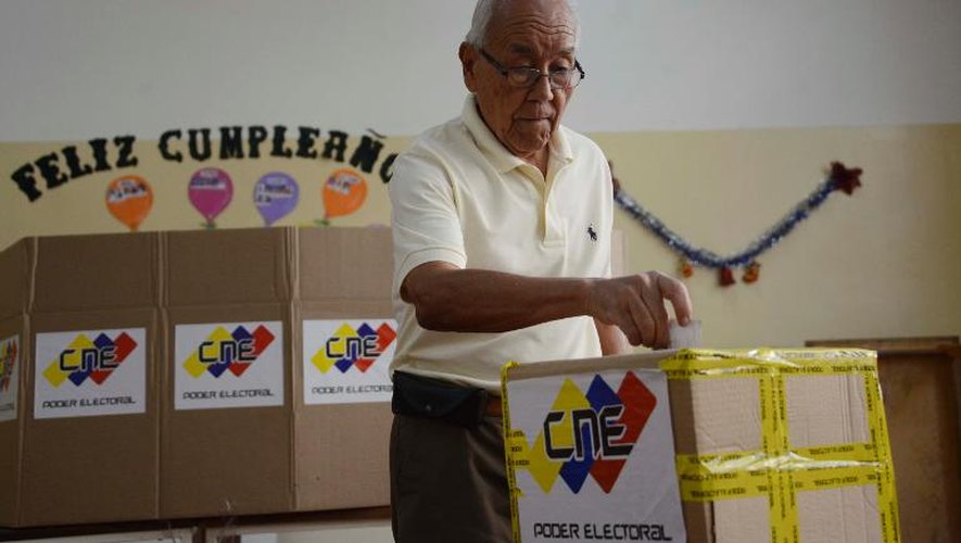 Un homme vote dans un bureau de vote de Caracas, le 8 décembre 2013