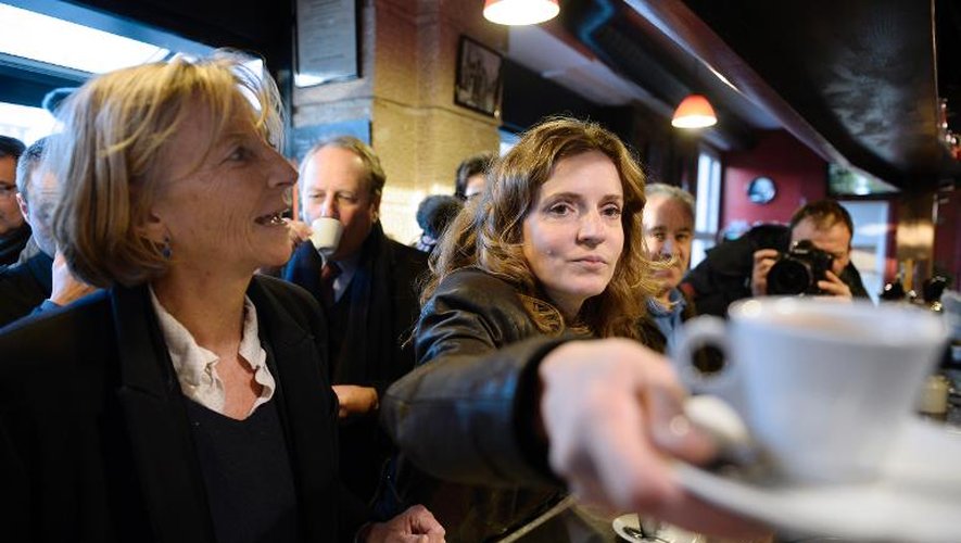 La candidate UMP à la mairie de Paris, Nathalie Kosciusko-Morizet (d) au côté de la maire Modem du 15e arrondissement de Paris, Marielle de Sarnez, le 6 décembre 2013 à Paris