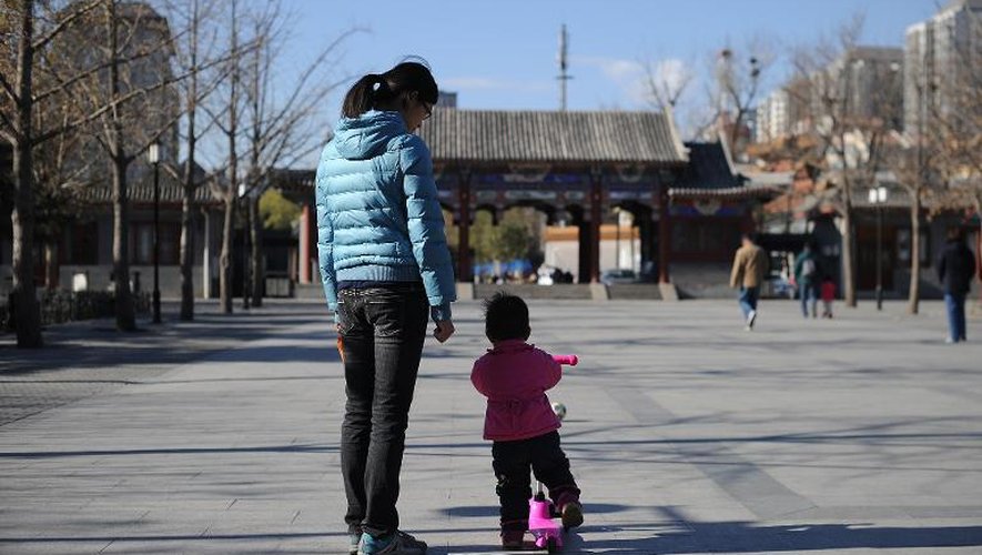 Une femme chinoise et son enfant dans un parc de Pékin