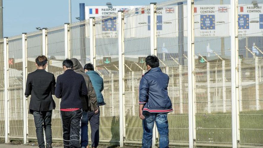 Des migrants passent près du terminal des ferries à Calais le 5 août 2014