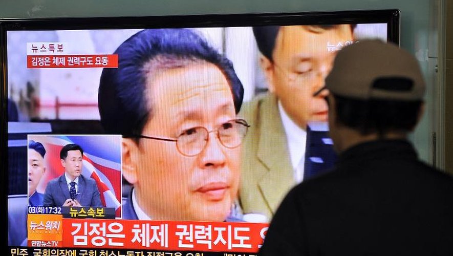 Un Sud-Coréen regarde sur un écran des informations sur le limogeage de l'oncle de Kim Jong-Un, dans une gare de Séoul le 3 décembre 2013