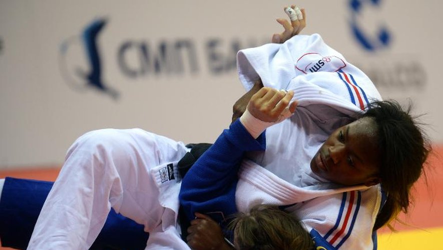 La judokate Clarisse Agbegnenou (blanc) combat contre sa compatriote Anne-Laure Bellard en demi-finale (-63 kg) des Mondiaux de judo, à Tcheliabinsk en Russie, le 28 août 2014
