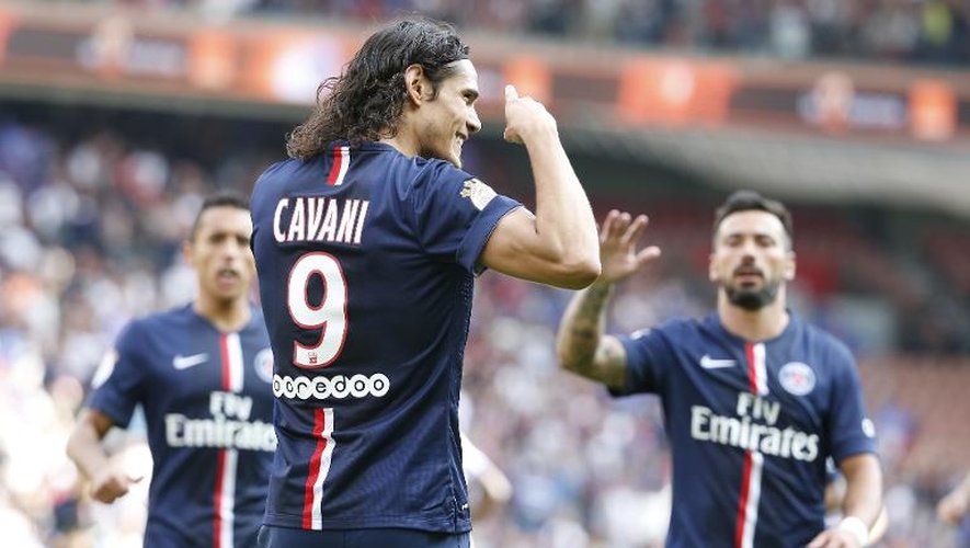 Les joueurs du Paris Saint-Germain congratulent Edinson Cavani (C), buteur contre Bastia en Ligue 1, le 16 août 2014 au Parc des Princes