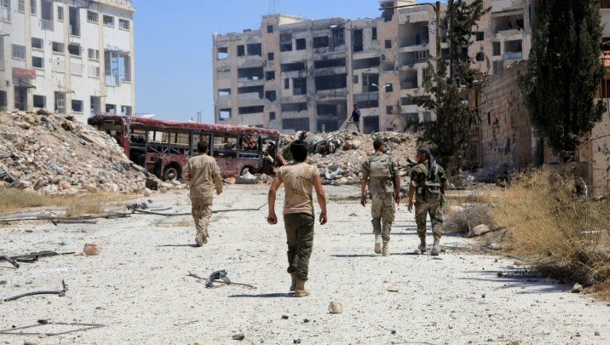 Des soldats syriens patrouillent dans un district nord-est d'Alep repris aux rebelles, le 28 juillet 2016