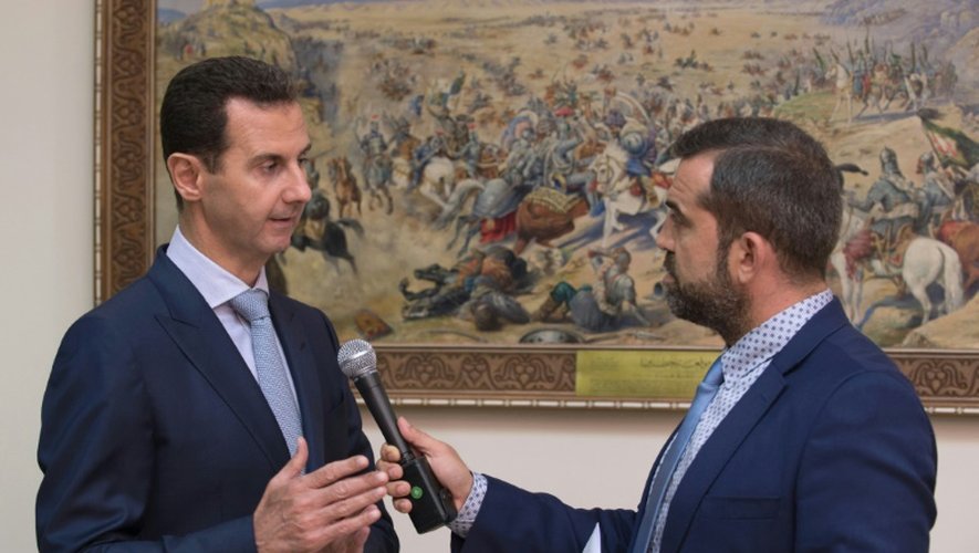 Photo fournie par l'agence de presse officielle Sana, le 27 juillet 2016 du président Assad accordant un entretien à un journaliste grec à Damas