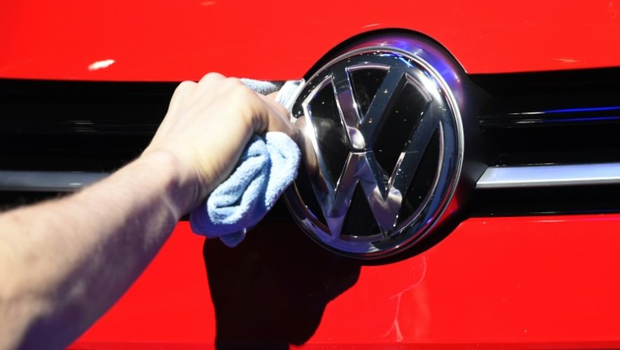 Le logo Volkswagen à l'avant d'une voiture, à Berlin en mars 2015