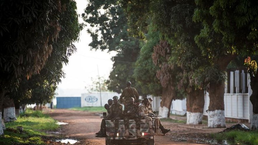 Des membres de l'ex-rébellion Séléka dans une rue de Bangui, le 8 décembre 2013