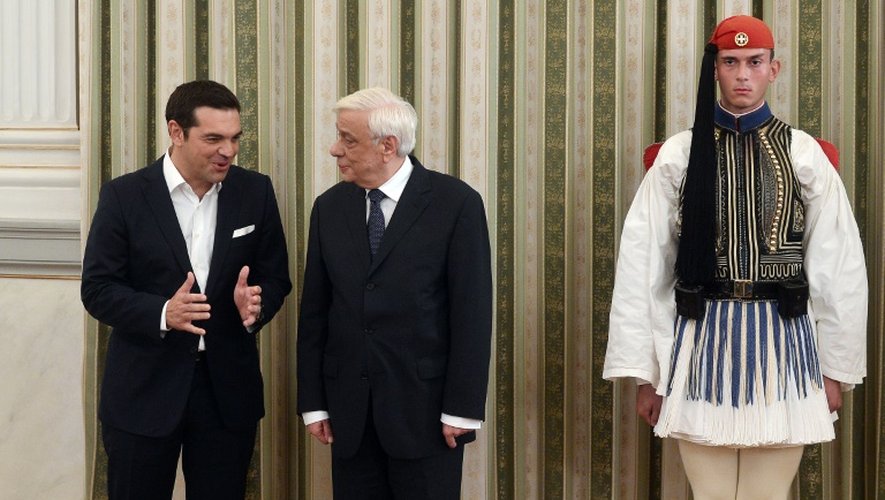 Le Premier ministre Alexis Tsipras (g) du parti de gauche radicale Syriza lors d'un entretien avec le président grec Prokopis Pavlopoulos, le 21 septembre 2015 à Athènes