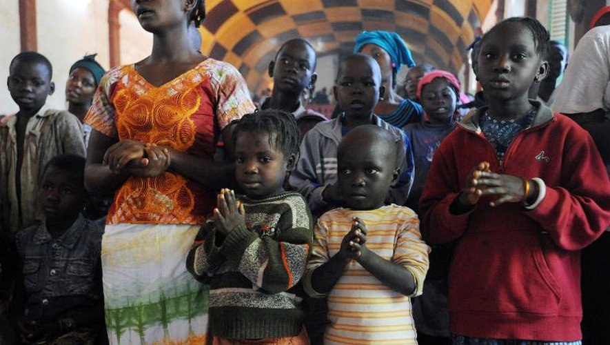 Des habitants de Bangui prient à la cathédrale St Paul où ils se sont réfugiés pour échapper aux violences, le 7 décembre 2013 à Bangui