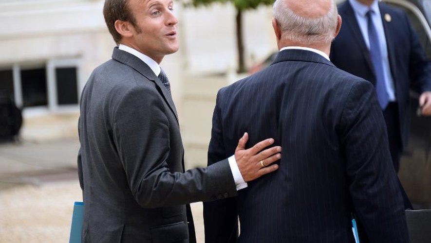 Emmanuel Macron et Michel Sapin à la sortie du Conseil des ministres le 27 août 2014 à l'Elysée à Paris
